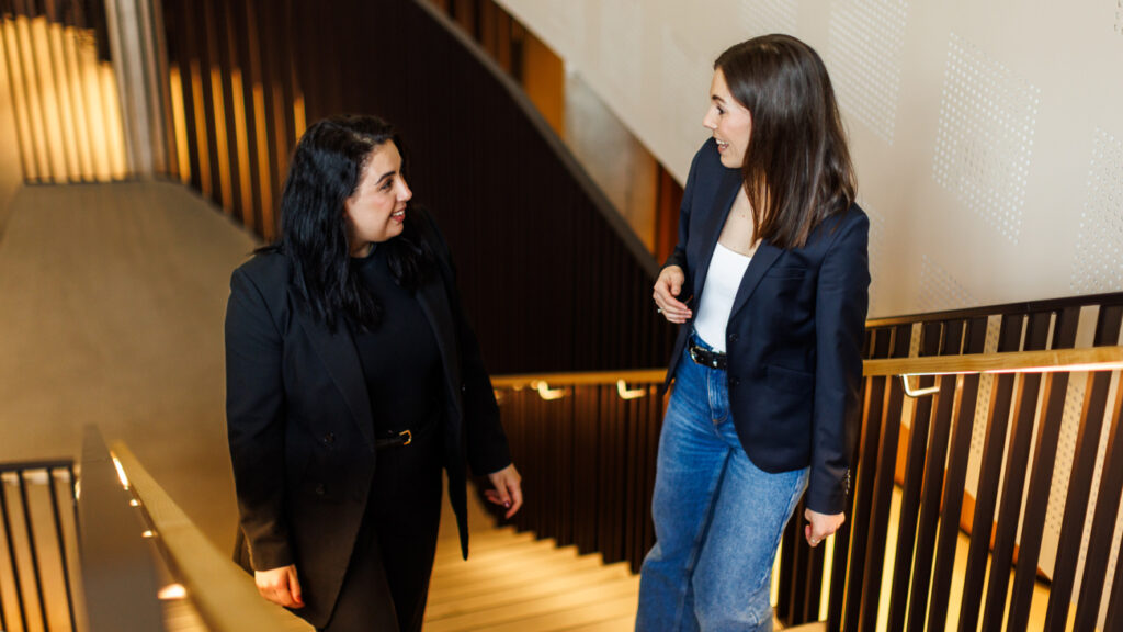 colleagues-in-kredinor-talking
