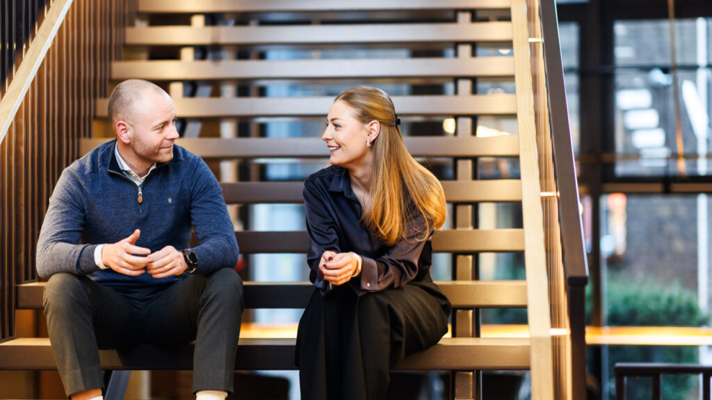 kredinor-colleagues-talking