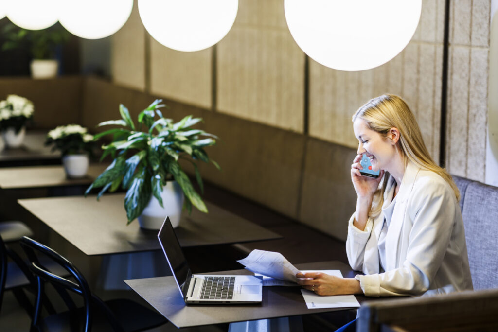 Woman speaking in the phone