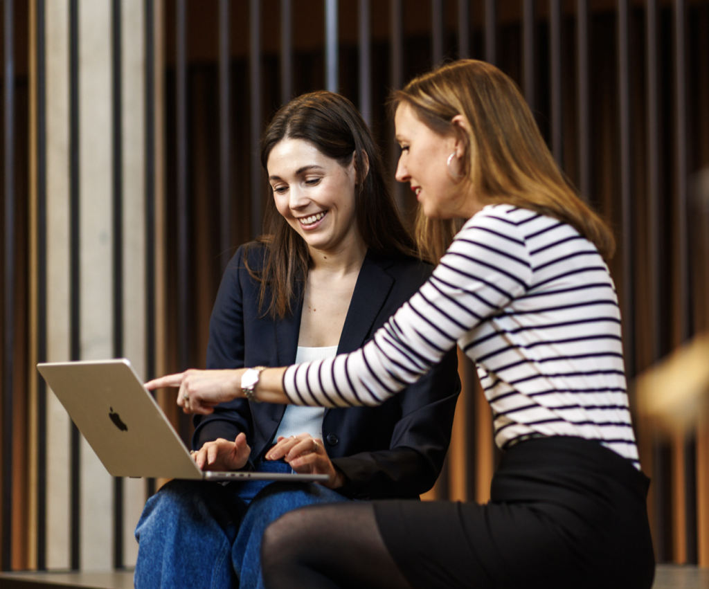 women-in-kredinor-talking-and-working
