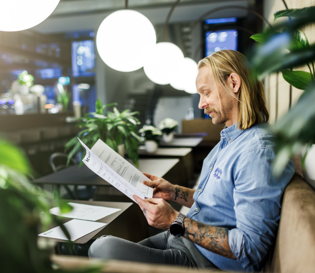 man-working-in-kredinor